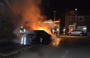 Brandweer rukt uit voor flinke autobrand Hofdijkstraat Maasland