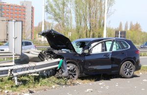 Auto crasht tegen vangrail A4 Schiedam