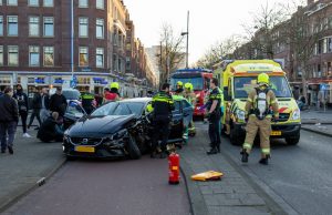 Ravage na aanrijding tussen twee auto’s Mathenesserweg Rotterdam