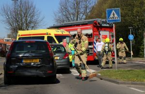 Schade na aanrijding tussen vier auto’s Van Linden van den Heuvelsingel Vlaardingen