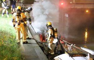 Plezierjacht vliegt in brand Neherkade Den Haag