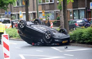 Auto slaat over de kop Vreeswijkstraat Den Haag