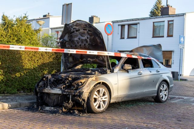 Geparkeerde auto uitgebrand Ambonlaan Vlaardingen - District8.net