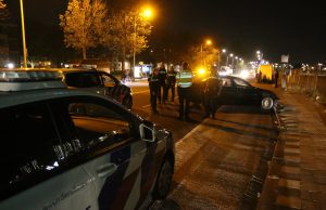 Politie achtervolging, automobilist crasht op de Neherkade Den Haag