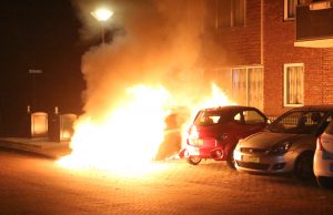 Veel schade bij voertuigbrand New Yorksingel Den Haag