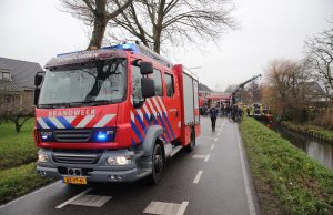 Twee paarden met wagen te water geraakt Zouteveenseweg Schipluiden