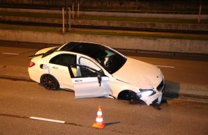 Auto total loss na crash tegen pilaar Nieuwe Damlaan Schiedam