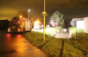 Auto raakt te water; inzittenden op de vlucht Hoenderparklaan Kwintsheul