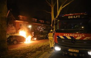 Geparkeerde auto vliegt in brand Bonairestraat Delft