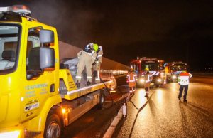 Uitgebrande auto opnieuw in brand op bergingsvoertuig A4 Rotterdam