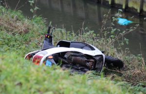 Onbeheerde scooter aangetroffen langs de waterkant Dorpskade Wateringen