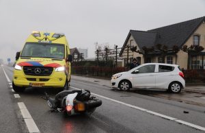 Scooterrijder gewond bij aanrijding Nieuweweg Honselersdijk