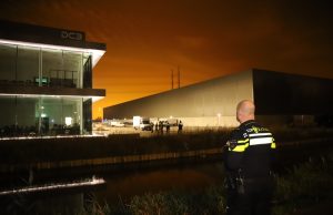 Politie omsingelt bedrijfspand na inbraakalarm Harnaschdreef Den Hoorn