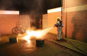 Kliko-bakken in brand gestoken Geerboogerd Delft