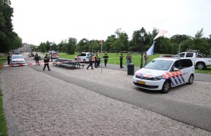 Persoon neergestoken Laan van Reagan en Gorbatsjov Den Haag