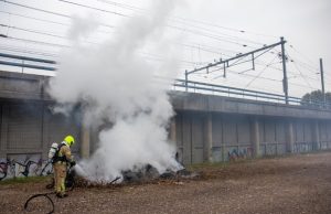Brandje langs het spoor geblust Horvathweg Rotterdam