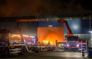 Zeer grote brand in loods vol met afval Kreekweg Vlaardingen