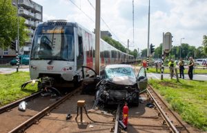 Forse aanrijding tussen metro en auto Prins Alexanderlaan Rotterdam