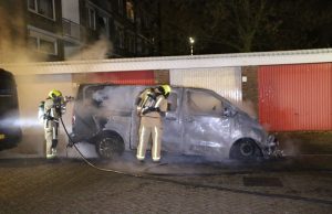 Bedrijfsbus brandt volledig uit Schoutendreef Den Haag
