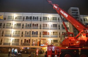Hijskraan haalt man uit woning Korianderstraat Hoogvliet