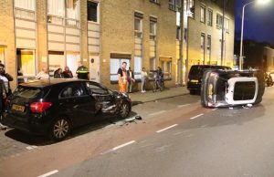 Bestuurder onder invloed ramt geparkeerde auto en beland op zijkant Parallelweg Den Haag