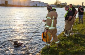 Man met scootmobiel te water Professor Jonkersweg Rotterdam