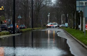 Weg afgesloten na groot waterlek Westlandseweg Vlaardingen