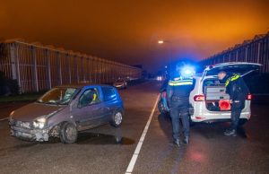 Auto botst tegen betonblok Laan van Boekensteijn De Lier