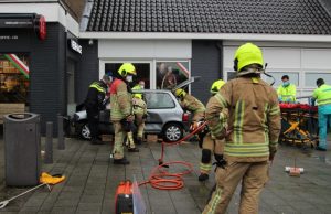 Auto komt tot stilstand tegen gevel van snackbar Burgemeester Baumannlaan Rotterdam