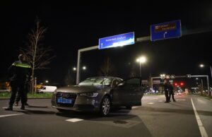 Taxichauffeur ramt slagboom tijdens wilde achtervolging Binckhorstlaan Den Haag