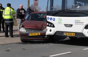 Aanrijding tussen lijnbus en personenauto op kruising Rijswijkse Waterweg Brasserskade Den Haag