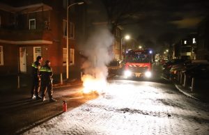 Brandweer blust opnieuw buitenbrandje in de Withuysstraat Den Haag
