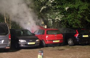 Geparkeerde auto vliegt in brand Prinses Annalaan Leidschendam
