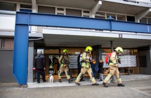 Zoektocht naar brand in flat Bachplein Schiedam