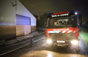 Hulpdiensten rukken uit voor brand tegen slooppand Harnaskade Den Hoorn
