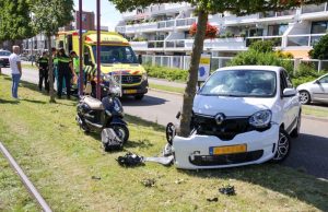 Auto botst tegen boom Scheepvaartweg Schiedam
