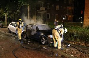 Geparkeerde auto brand volledig uit Denekampstraat Den Haag