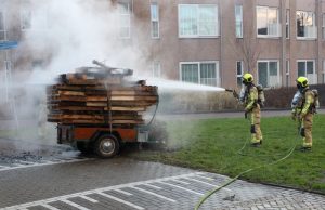 Aanhanger met pallets en kerstboom in brand Tuindersweg Maasdijk