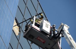 Ruit van hotel valt 20 meter naar beneden Spui Den Haag