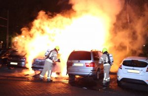 Drie auto’s verwoest na felle brand Bachplein Schiedam