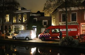 Brandweermannen halen autosleutels uit Delftse gracht Achterom Delft