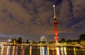 Euromast rood pulserend verlicht voor #HeroesShineBright Parkkade Rotterdam