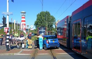 Tram tegen op brommobiel George Maduroplein Den Haag