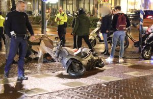 Opzittende van brommer gewond bij aanrijding Stationsplein Den Haag