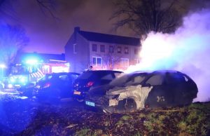 Twee geparkeerde auto’s gaan in vlammen op Kuyperweg Delft
