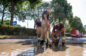 Tientallen huizen zonder water na leidingbreuk Baardsestraat Rotterdam