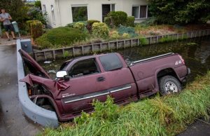 Pick-up belandt in sloot en knalt tegen brug Pijnacker