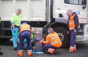 Vrouw met blindenstok aangereden door vuilniswagen Laan van Wateringse Veld Den Haag