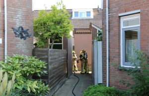 Buurtbewoners blussen schutting na ontdekking van brand Kroonwiel Wateringen