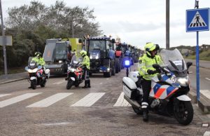 Politie begeleidt driehonderd tractoren via Hoek van Holland naar huis